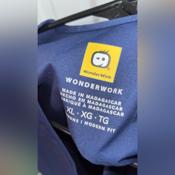 NWT Women’s WonderWink WonderWork 105 v-neck large, navy scrub top - Picture 4 of 7